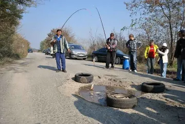 Ловят шарани в улични дупки