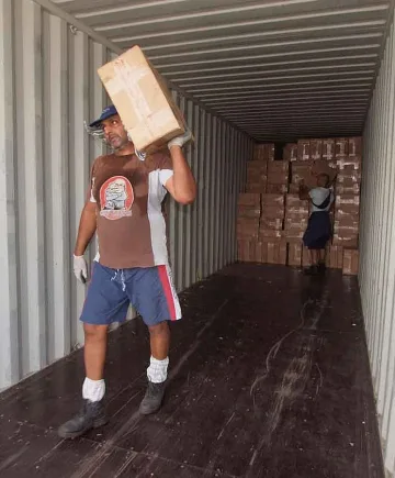 Спипаха нелегални цигари в камион с чехли 