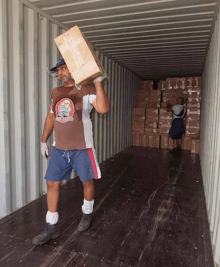 Спипаха нелегални цигари в камион с чехли 