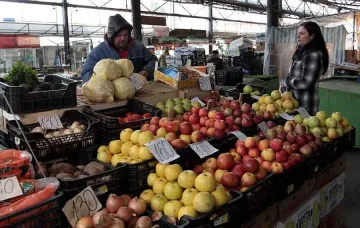 Цените на плодовете и зеленчуците пълзят нагоре