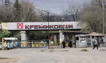 Осем пожарни гасят "Кремиковци"