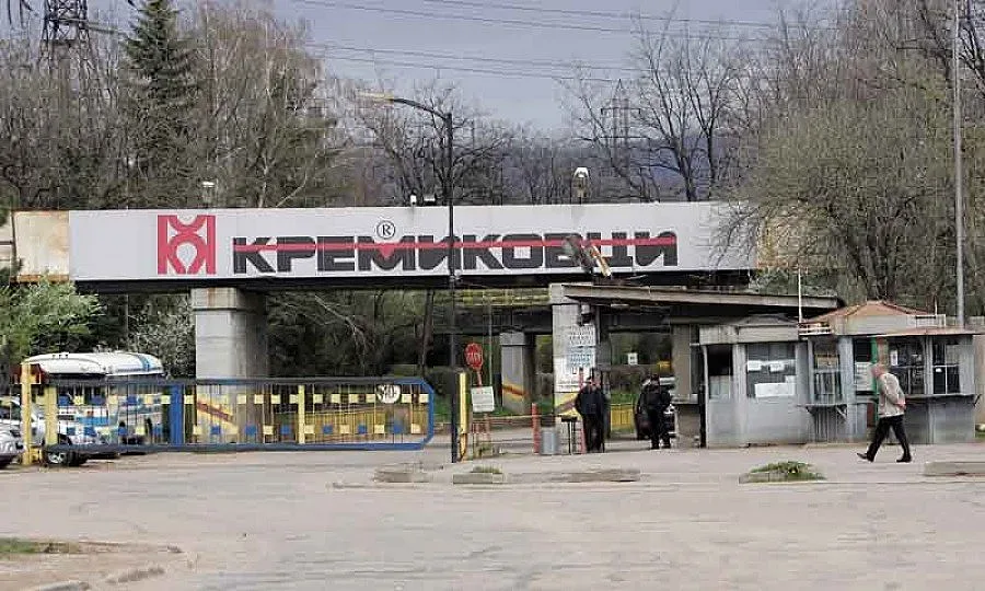 Осем пожарни гасят "Кремиковци"