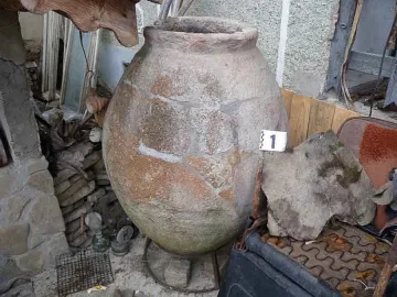 Древна делва станала градинска украса