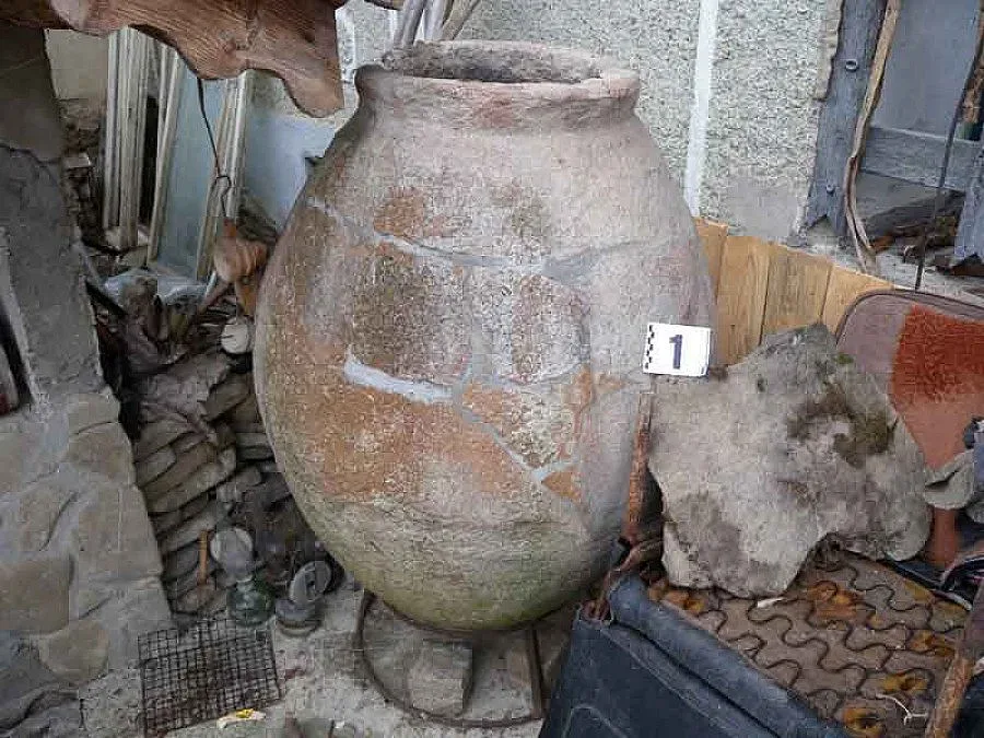 Древна делва станала градинска украса