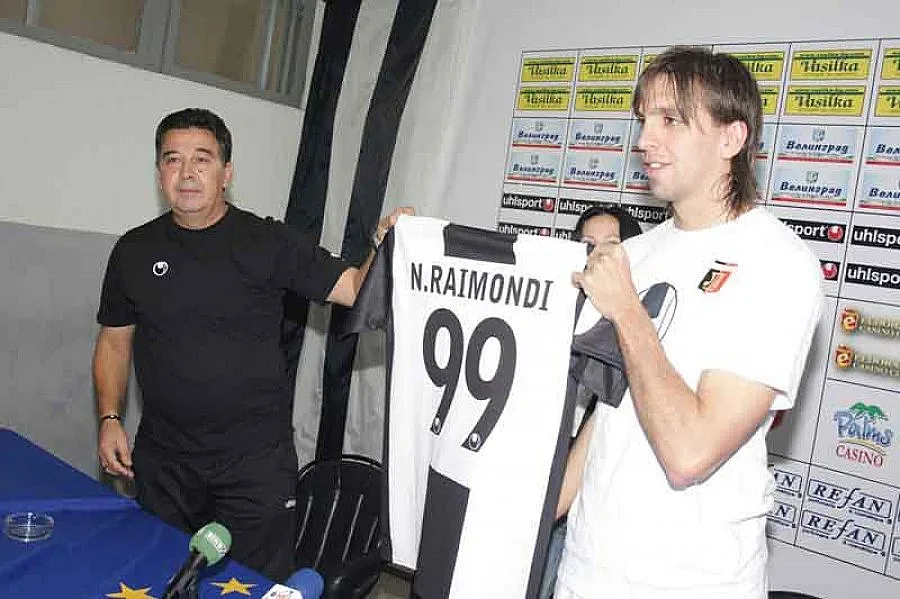 "Локо" (Пд) клепа "сините" пред Боби