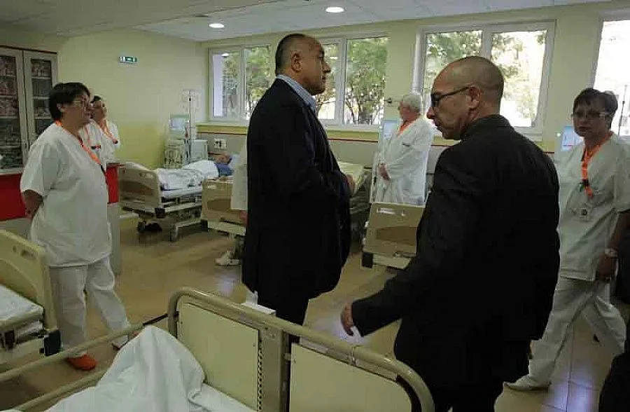 Бърза помощ минава към болниците