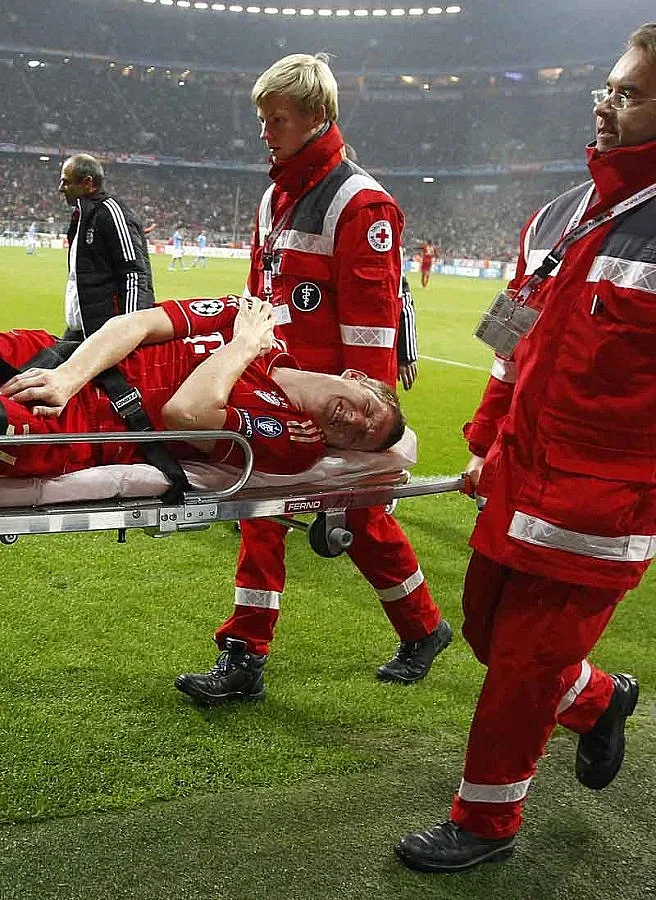 Гомес с хеттрик, Швайни счупи ключица (ВИДЕО)