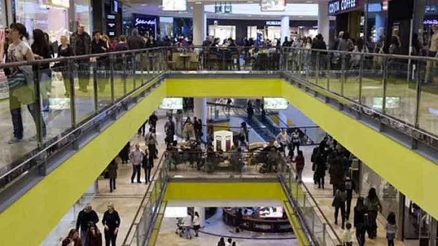 Банда ученички обира молове