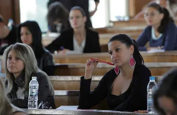 Вдигат с 30 лв. стипендиите на студентите отличници