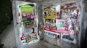 Чистачи на заплата дерат плакатите