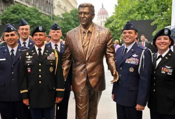 Откриха статуя на Рейгън на летище "Рейгън"