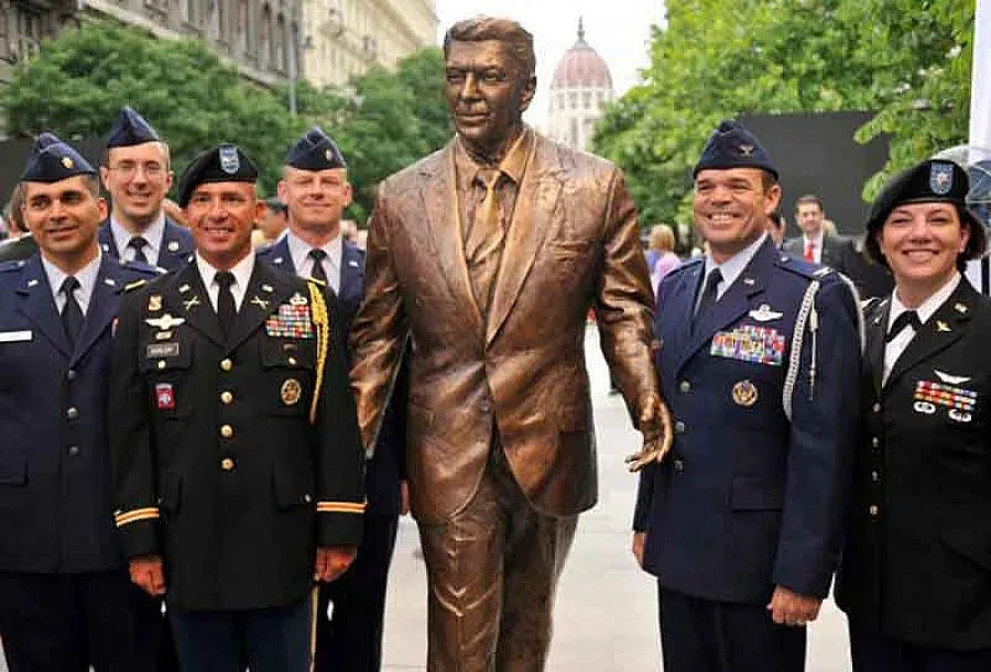 Откриха статуя на Рейгън на летище "Рейгън"