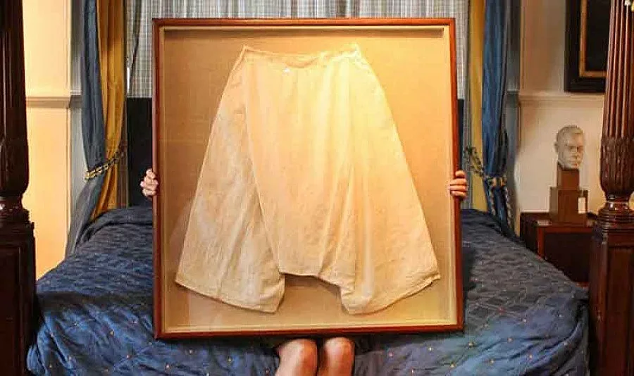 $ 14 950 за кюлотите на кралица Виктория