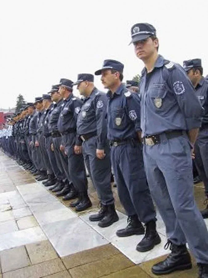 Режат по 5 заплати на военни и полицаи