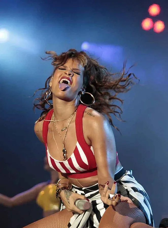 Грип повали Риана в болница