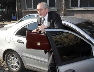 "Развален телефон" пратил Местан при Бойко