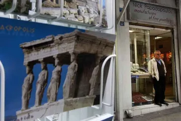 Облагат гърците за сметки в Швейцария