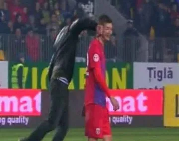 Запалиха вратар на мач в Румъния (ВИДЕО)