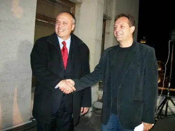 ГЕРБ печели под Царевец, съперниците си стиснаха ръцете