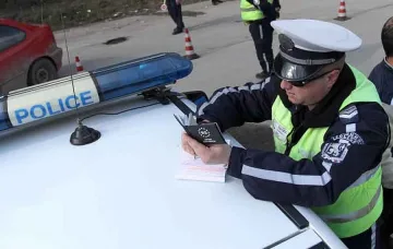 Дрогиран шофьор срути стълб