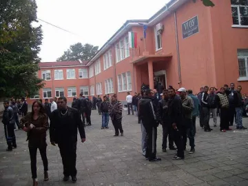 Роми извиха опашки пред урните