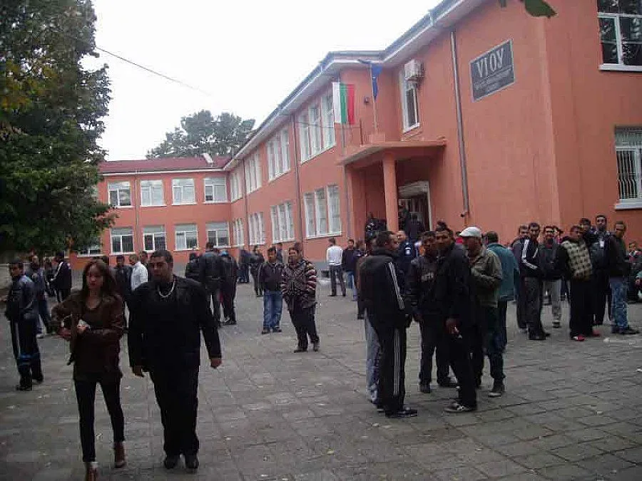 Роми извиха опашки пред урните