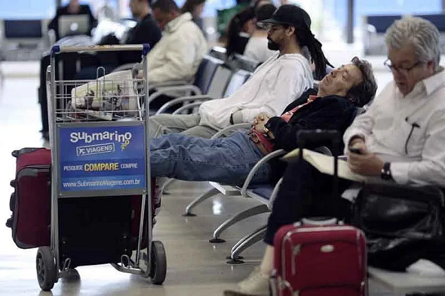 Стотици пътници блокирани по летищата