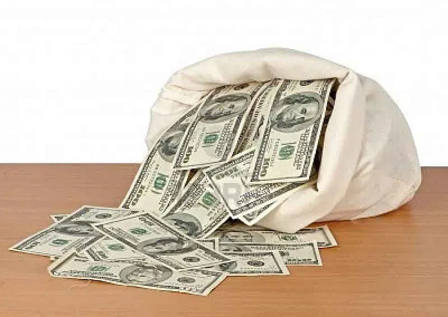 Рибар улови чанта с милиони