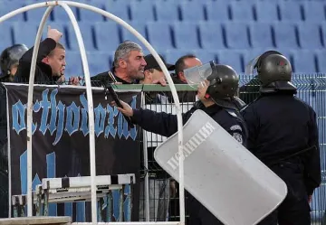 Ранени полицаи и 44 арестувани след дербито