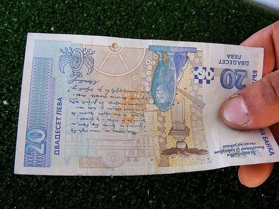 Деца пробутват фалшива двадесетолевка 