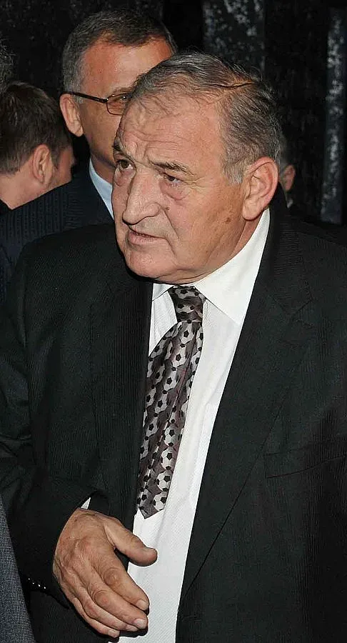 Пената черпи с две торти за именния ден