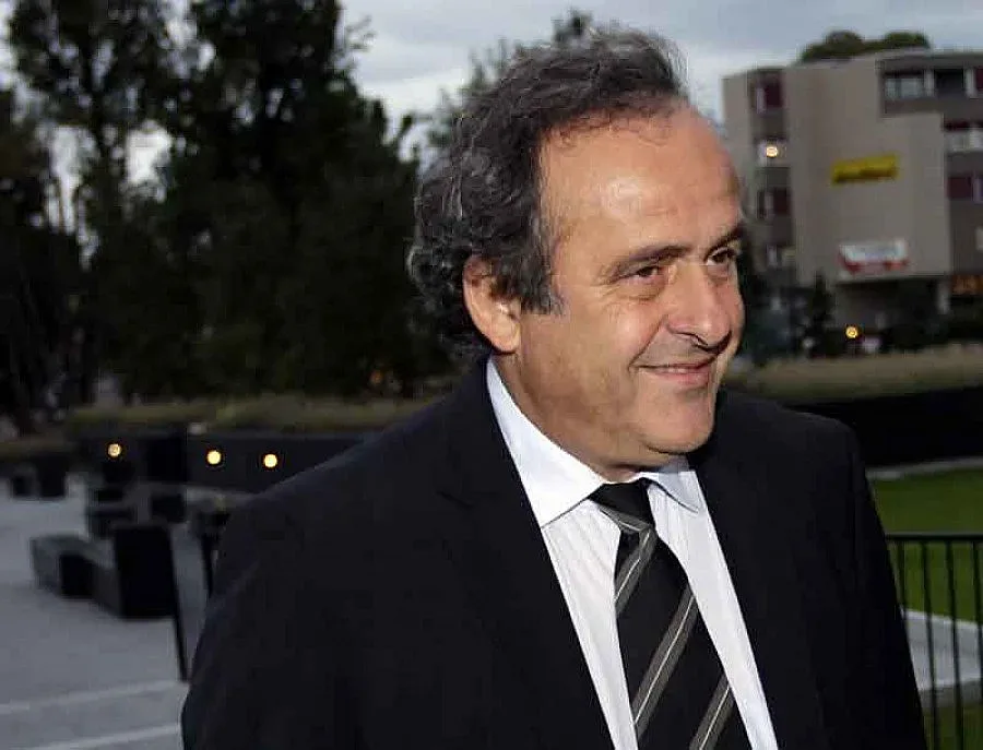 Платини подлива вода на Бекъм