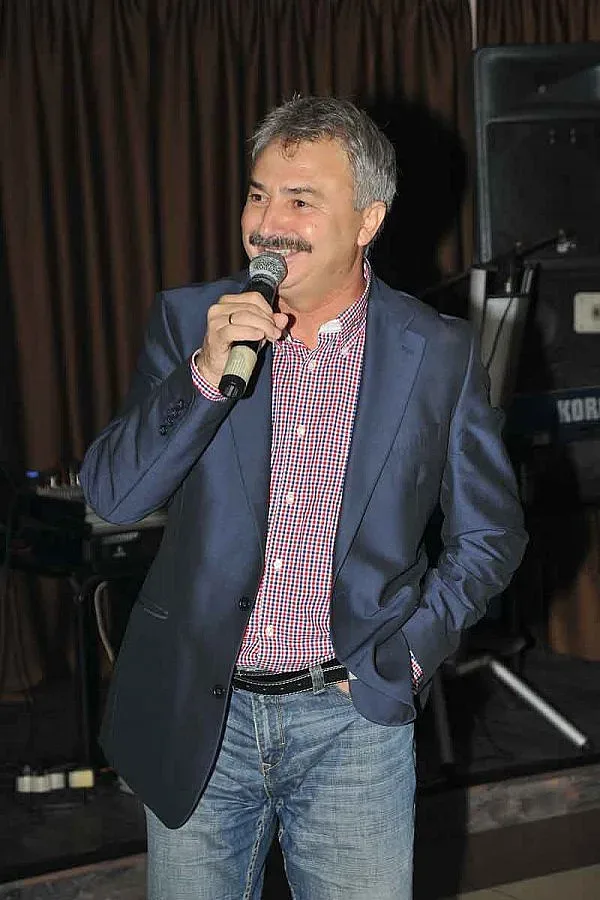 Златко Живков празнува победа с македонски песни