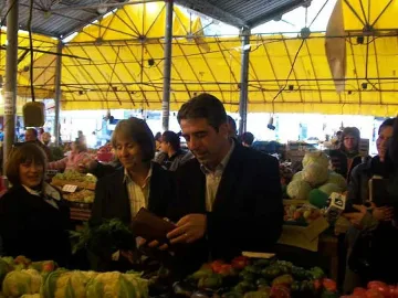 Плевнелиев пали свещ, подаряват му буркан мед