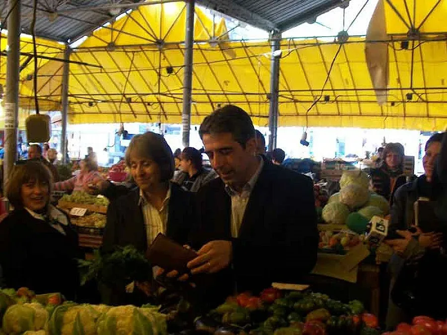 Плевнелиев пали свещ, подаряват му буркан мед