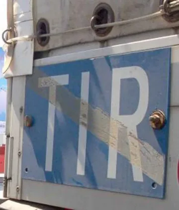 Млада жена загина след удар в ТИР