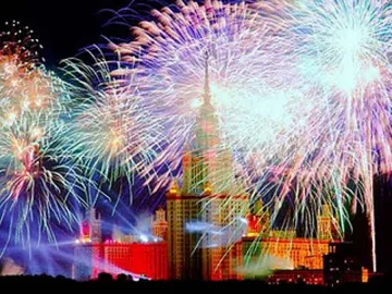 Шоу с лазери освети Москва