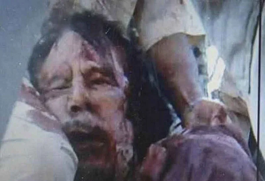 Бунтовник изнасилил Кадафи с нож (ВИДЕО)