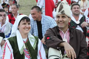 Обличат депутатите с народни носии