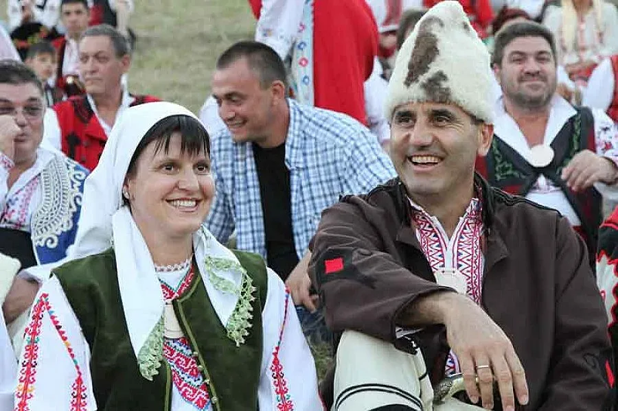 Обличат депутатите с народни носии