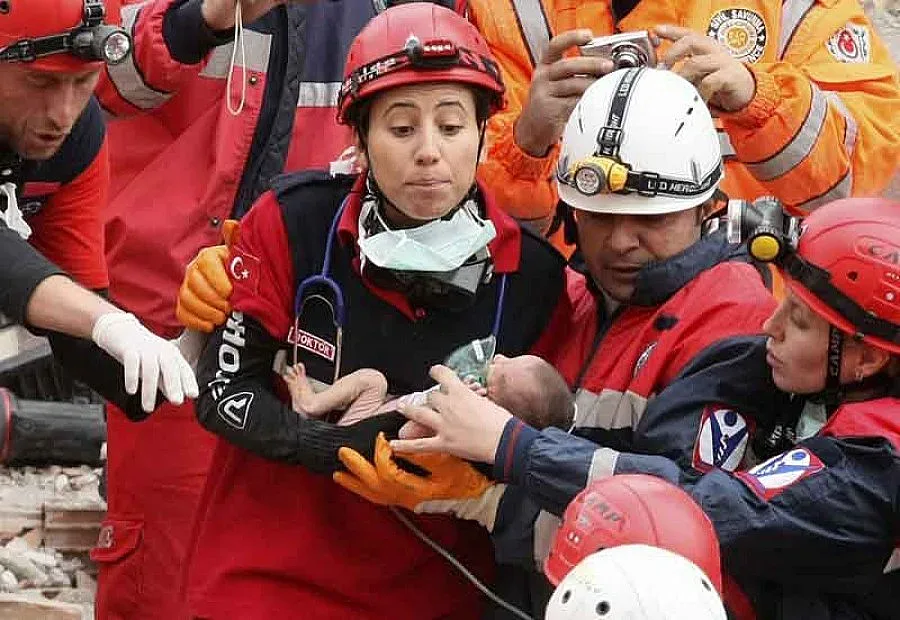 Пеленаче оцеля 48 часа след труса в Турция