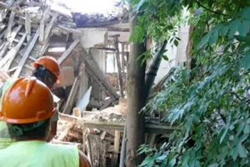 Плоча на стара сграда рухна върху работници