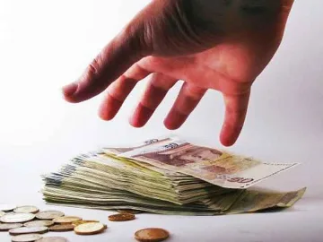 Пълнят партийните касички с по 998 лв. без произход