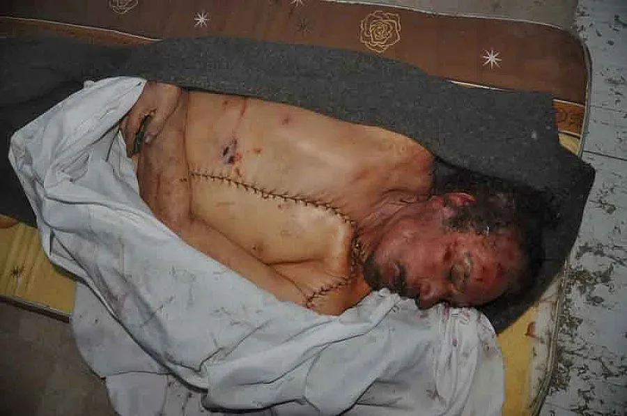 Кадафи заровен тайно на зазоряване в пустинята