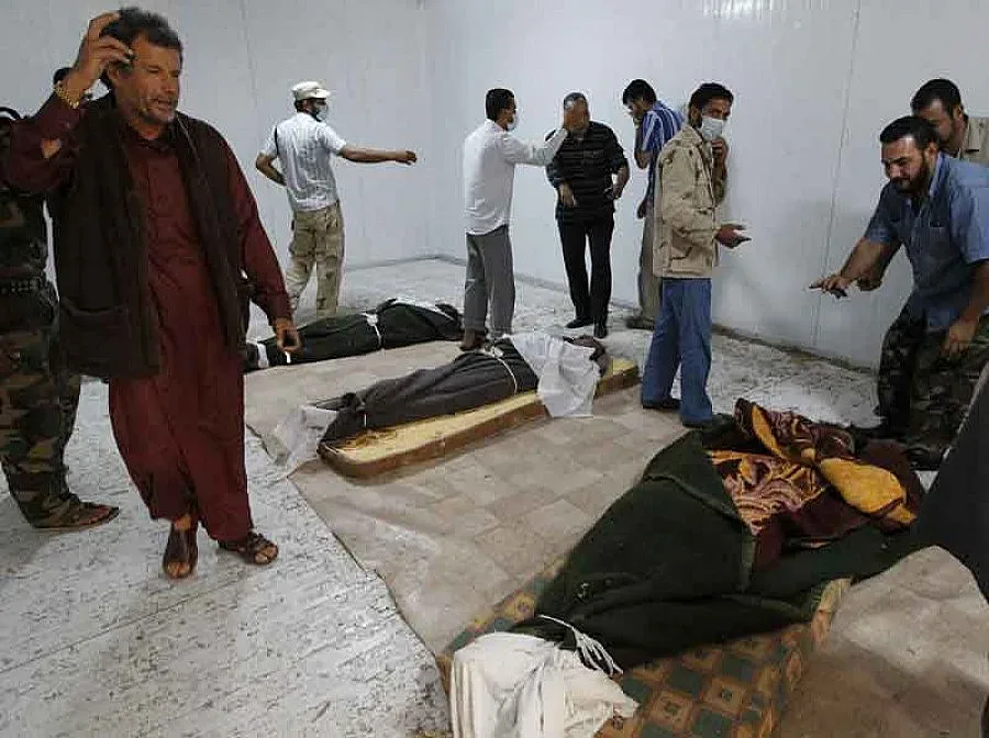 Държат мъртвия Кадафи на показ