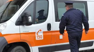 Трима в тежко състояние след катастрофа в дърво