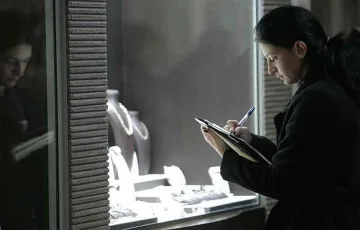 Маскирани задигнаха торби със злато и диаманти