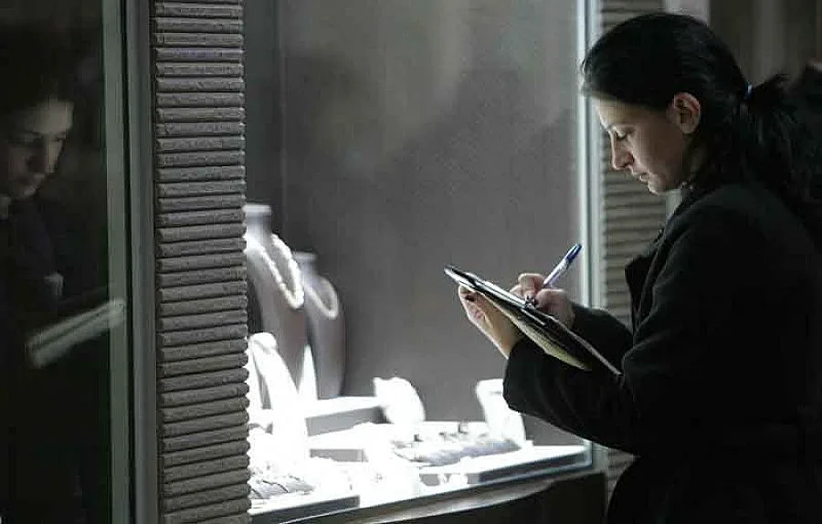 Маскирани задигнаха торби със злато и диаманти