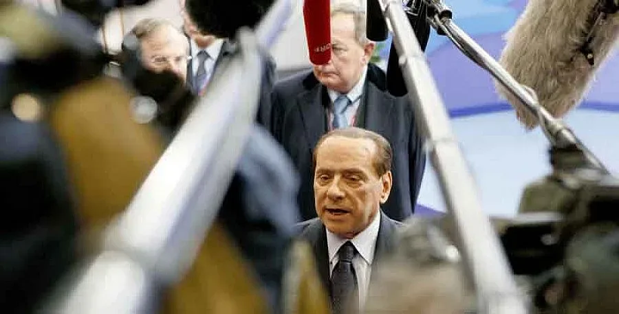 Берлускони свиква извънредно кабинета 