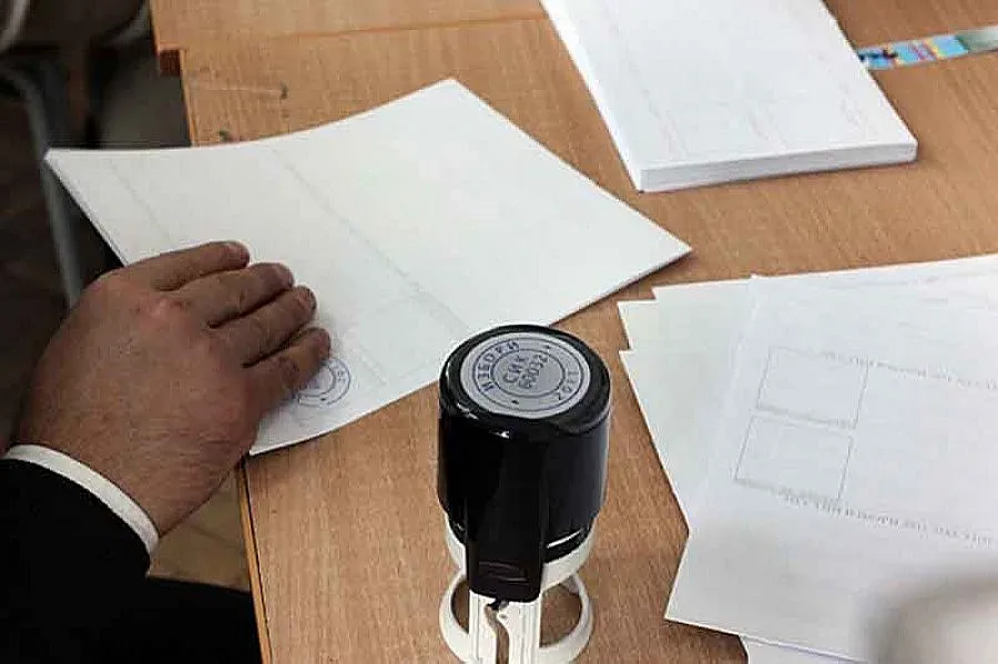 Хаос и припаднали пред общинската комисия в София  